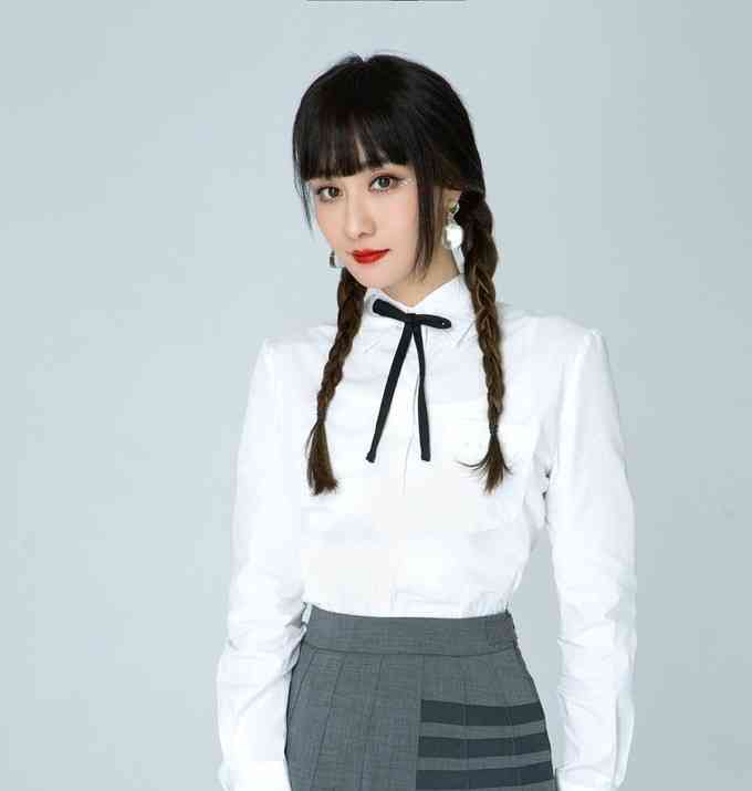 46岁陈德容拍少女写真,麻花辫配jk制服裙甜美减龄,刘海好怪