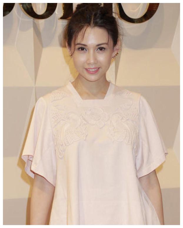 邱淑贞"天然脸"渐崩塌?52岁生图暴露真容,幸好气质还很高级