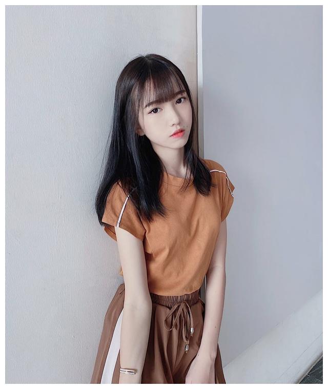 马来西亚超萌18岁学生妹清新可爱,多少人愿意等她!