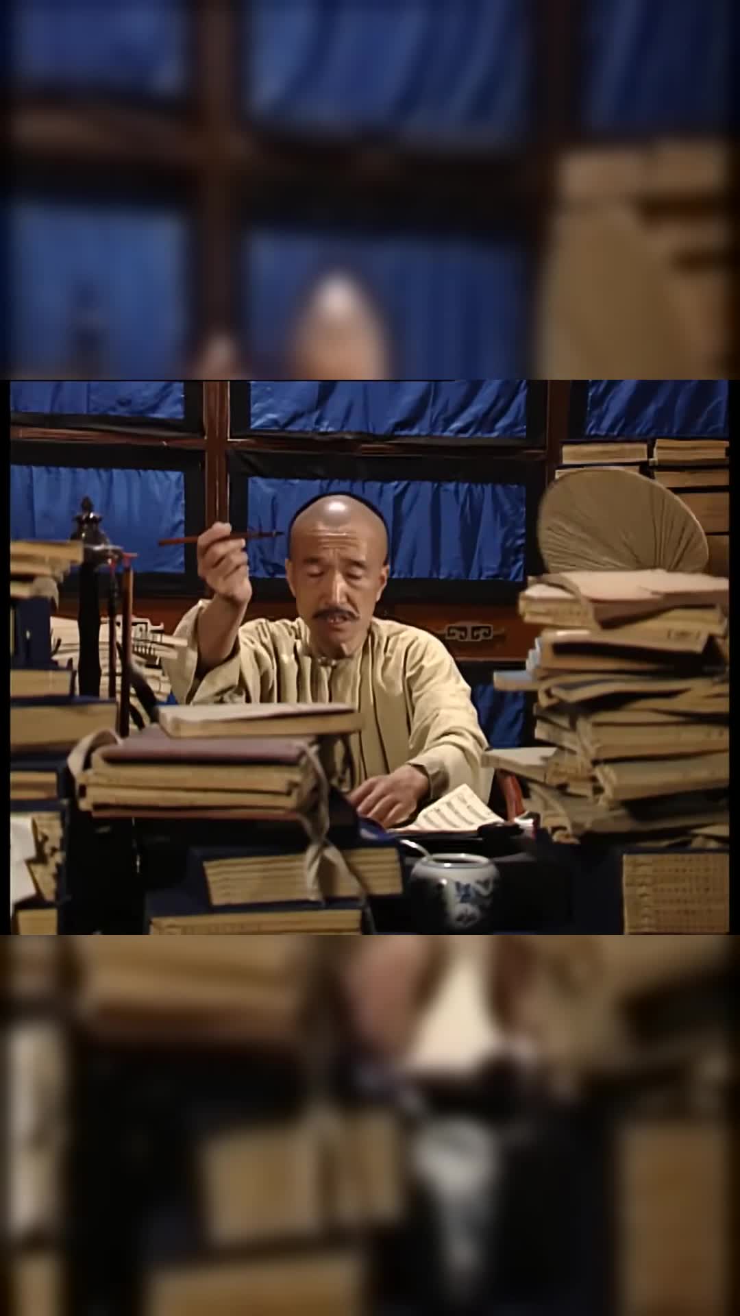 刘罗锅工作堆积如山半夜蹲椅子上阅卷太敬业