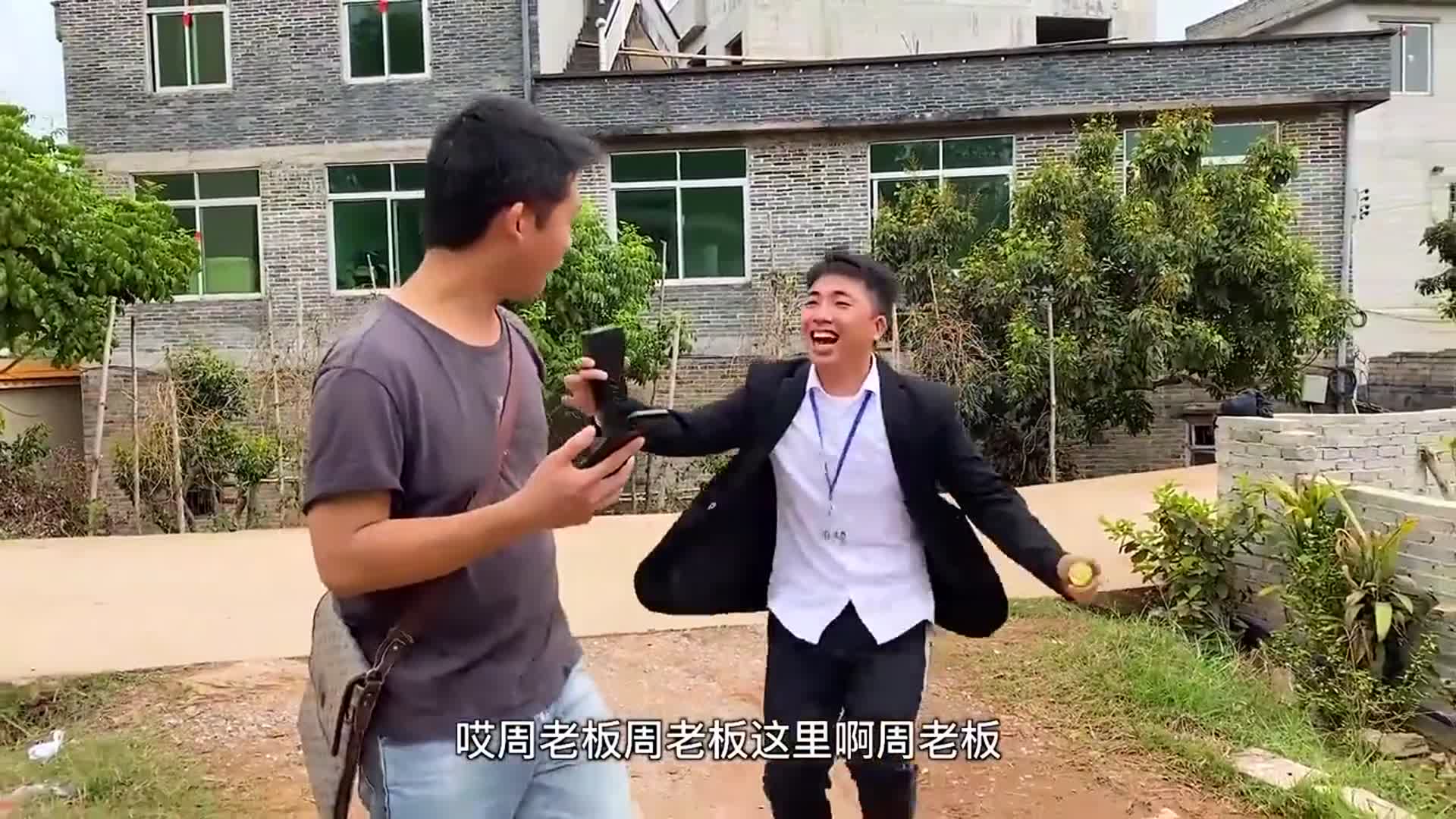 搞笑片段:农村奇葩小伙,带沙雕老板游玩农村,看了笑死十村人