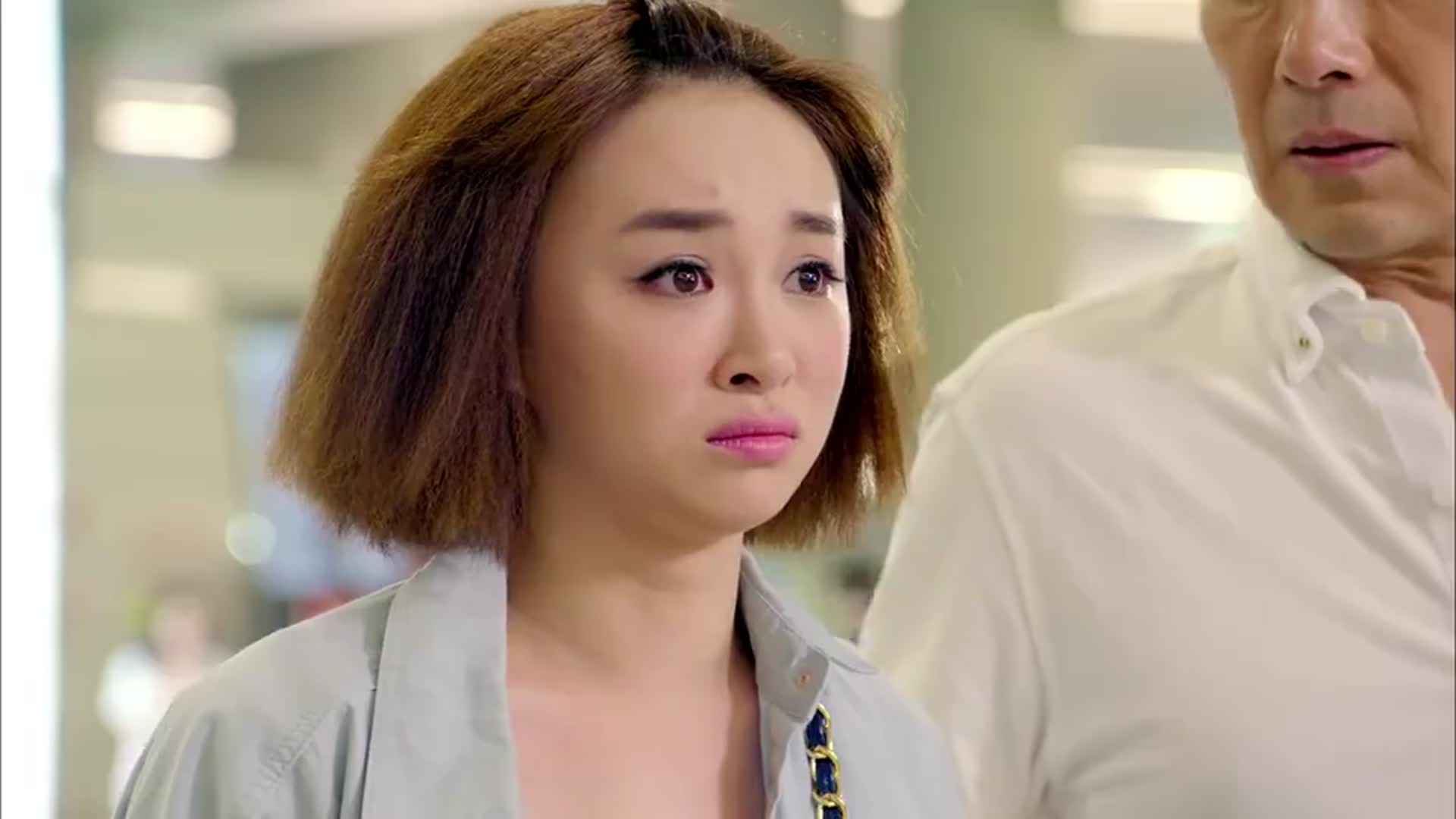 影视剧:胜男终于得知真相,赶到机场送别母亲,母女相认!