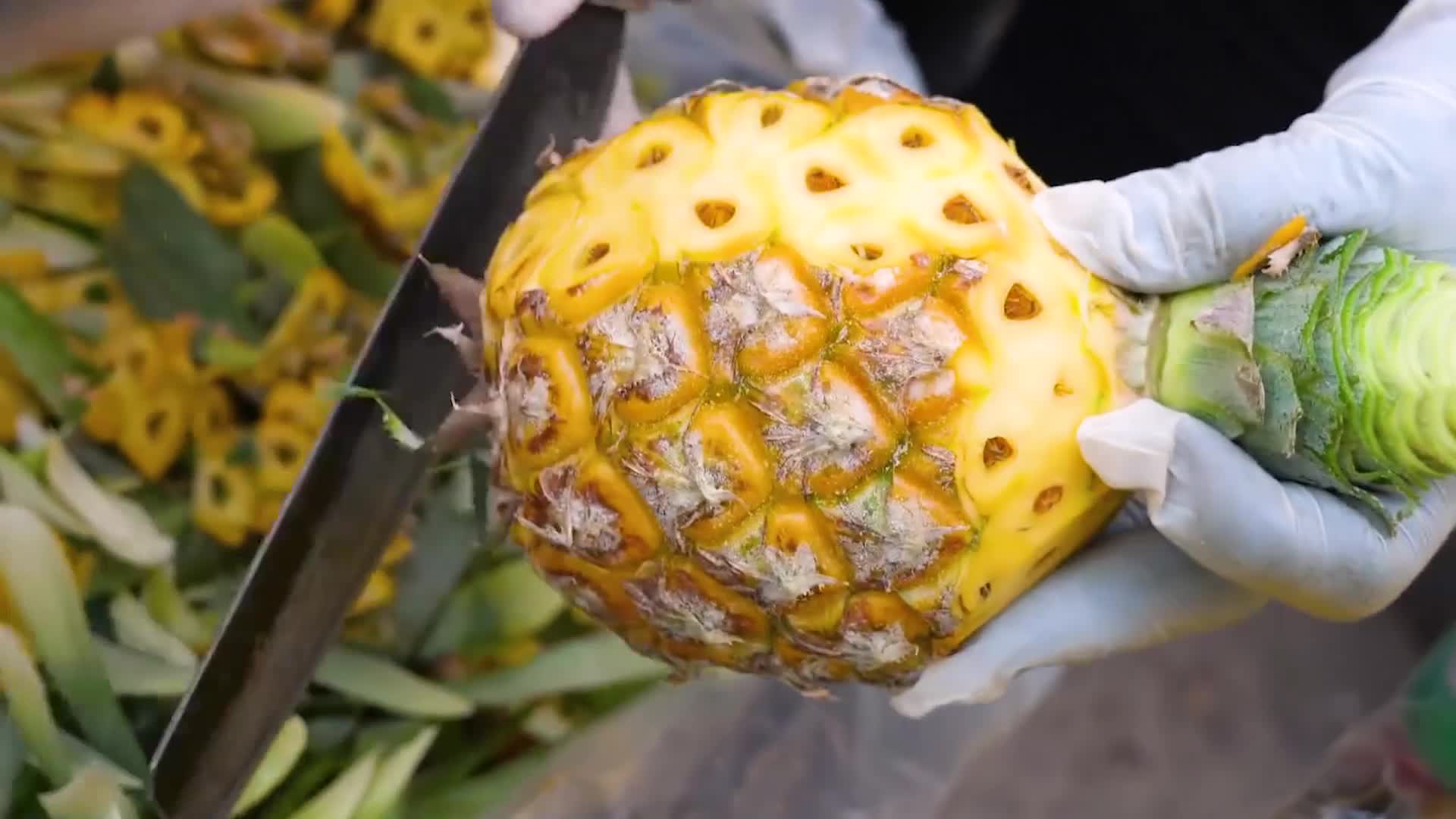 越南街头惊人的手工削菠萝