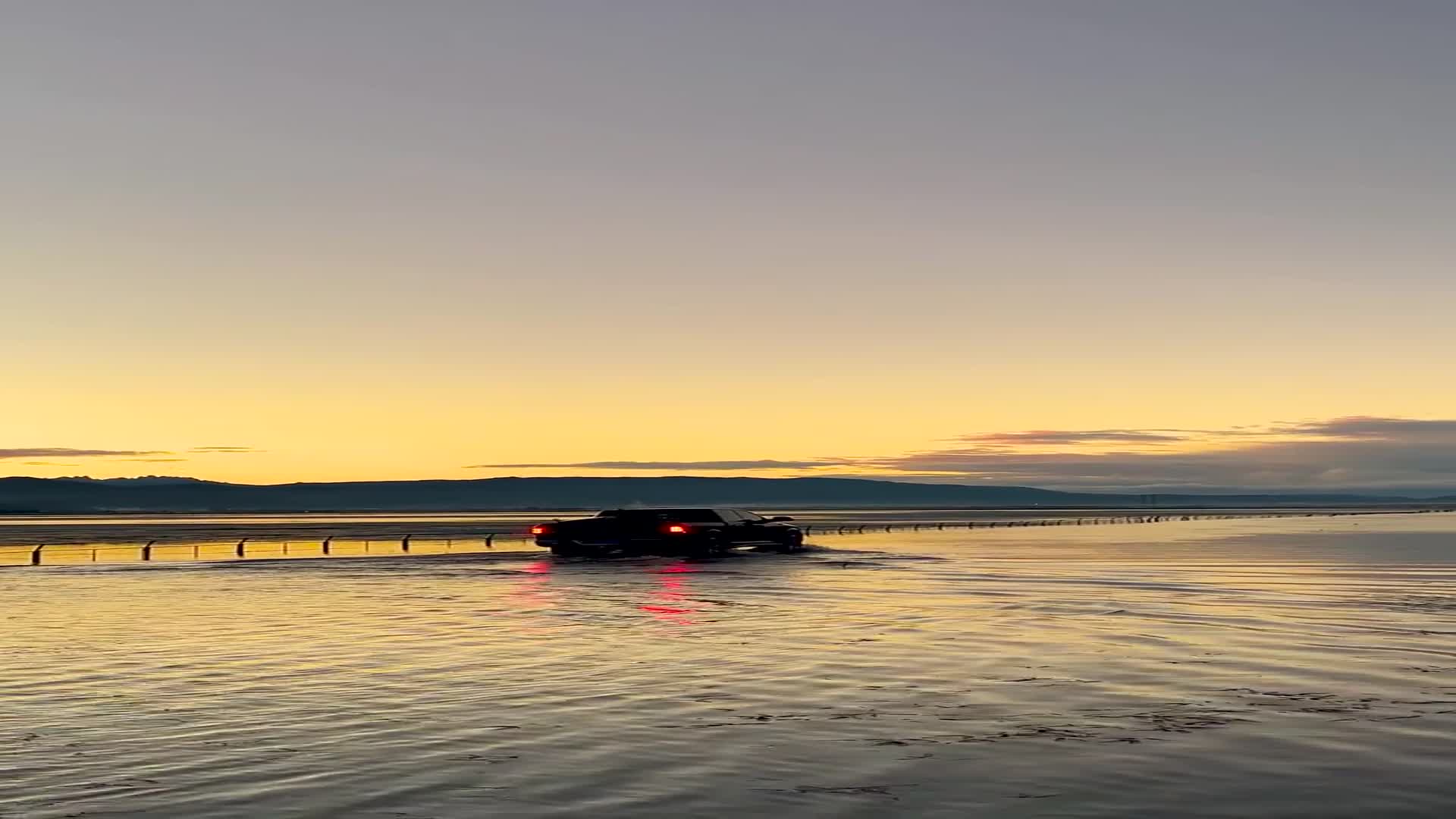 不是哥不想调头,确实是因为香格里拉纳帕海网红水上公路太美了