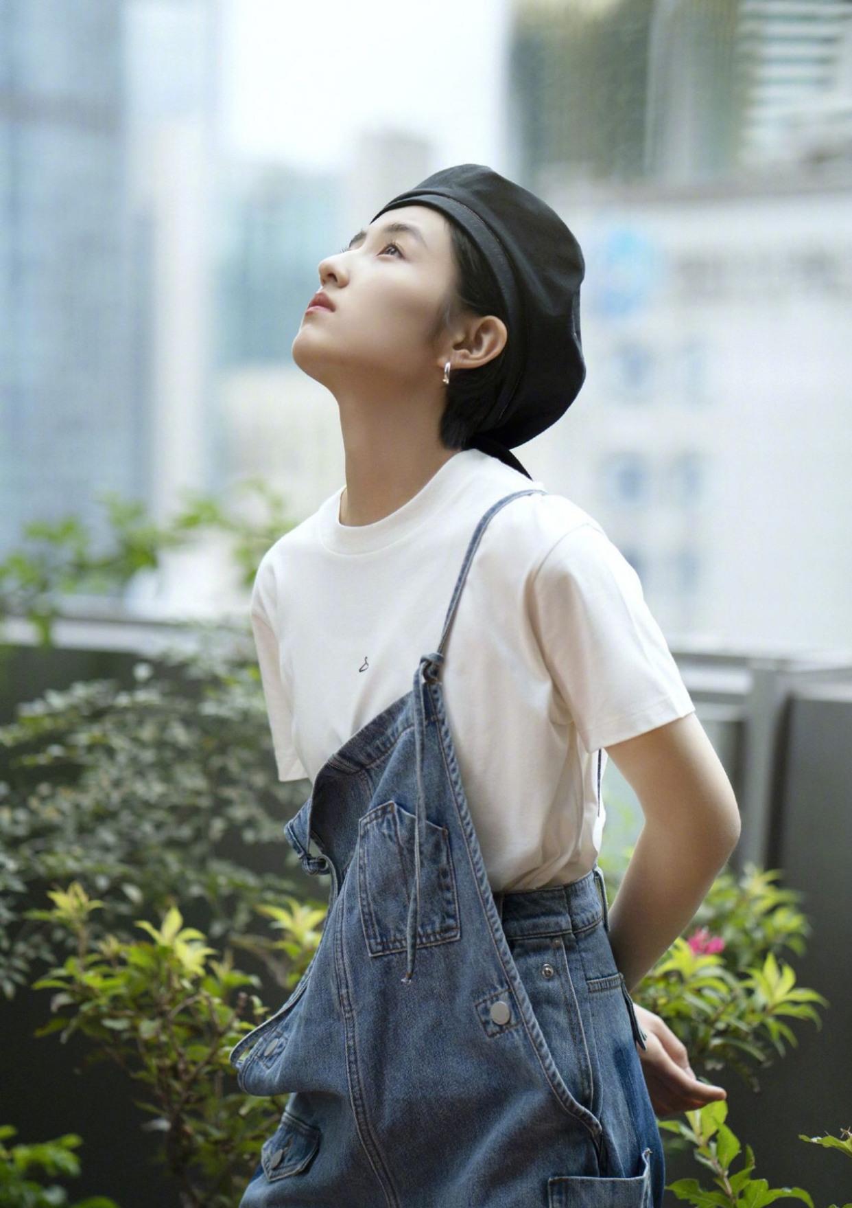 张子枫太清纯白t恤搭背带牛仔裤戴上贝雷帽好俏皮