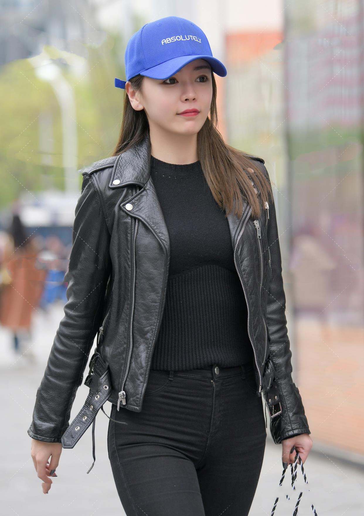 黑色皮衣搭配黑色牛仔裤,一身黑色系穿搭,穿出了酷飒之美__财经头条