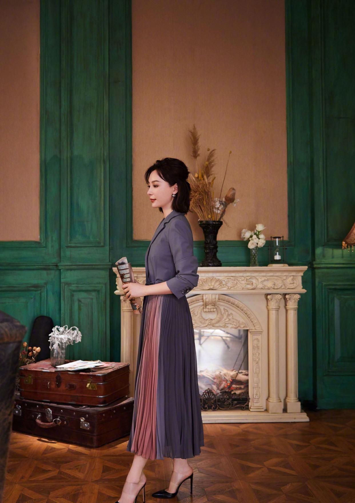 陈数穿白色露背连衣裙,高级不失优雅,气质温柔也太好看了__财经头条