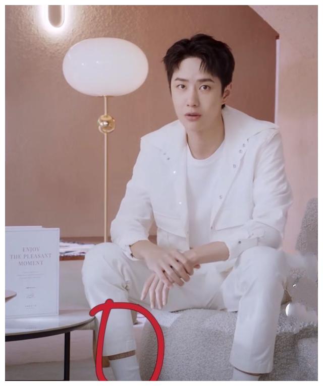 王一博代言新面膜!现场穿成"白马王子",却被"腿毛"抢了镜