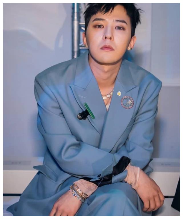 如同他这身西装蓝色系颜色的选择就可以让权志龙很轻松的成为"发光体"