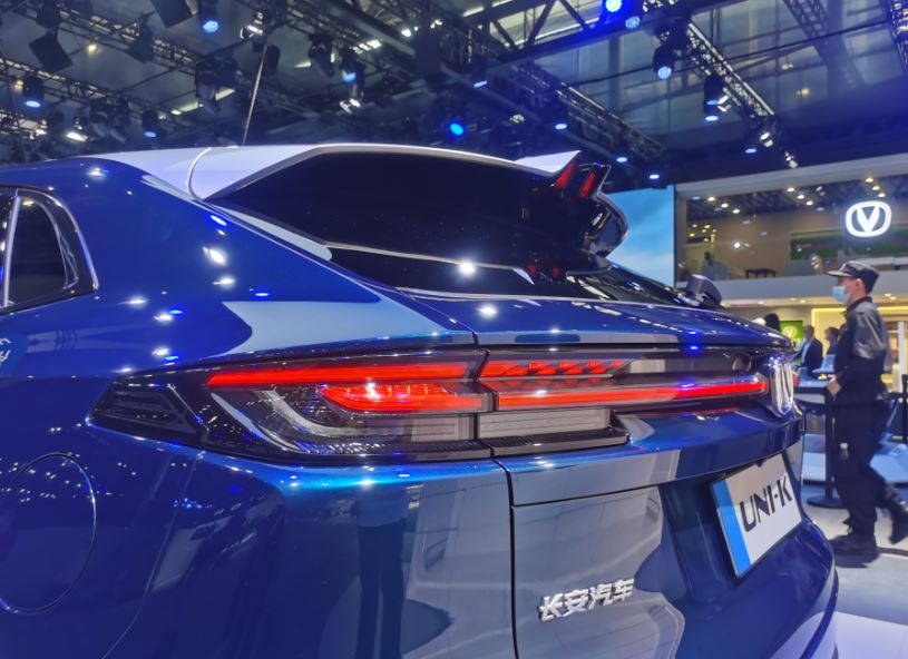 长安uni-k将推出phev车型,轴距2890mm,蓝色车身彰显大气