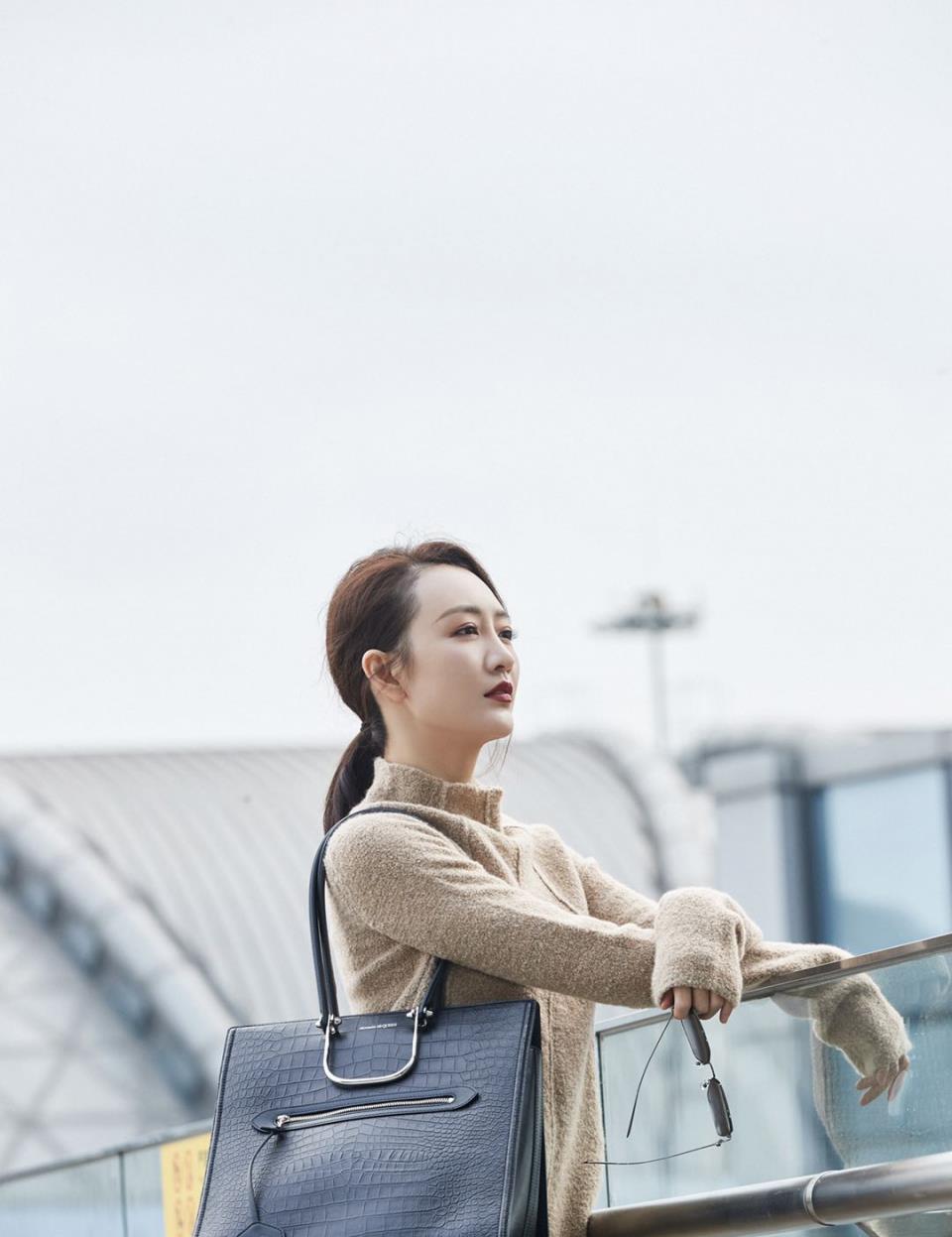 王鸥这一身,简单到了极致,秋冬内搭选它没错__财经头条