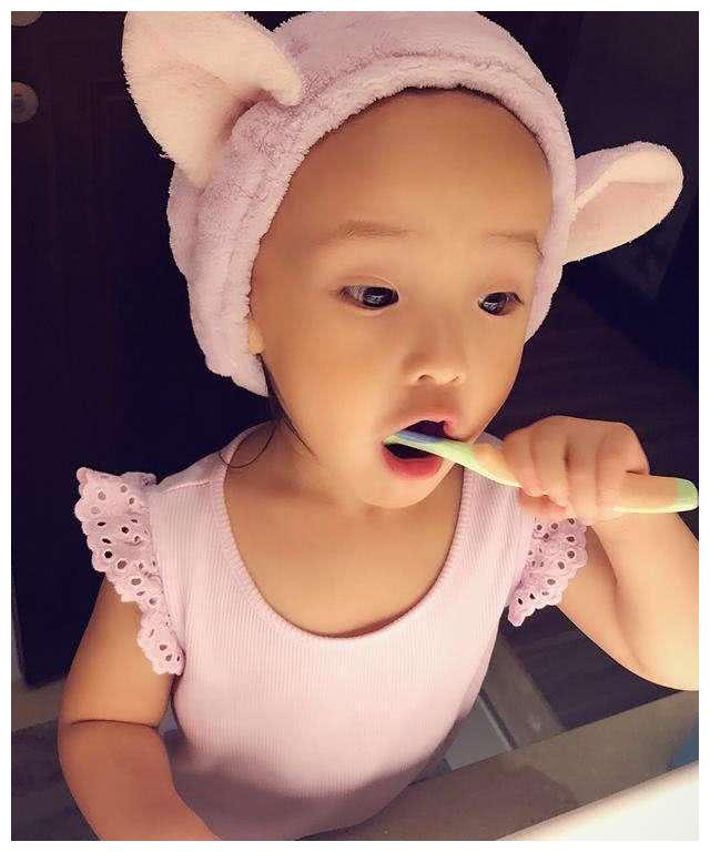 有种"坐火箭"叫欧弟女儿,爸妈都只有一米六,她4岁身高太亮了