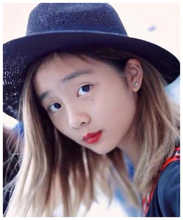 王菲女儿晒自拍,一头黄发被夸奖,黄磊女儿黄多多却