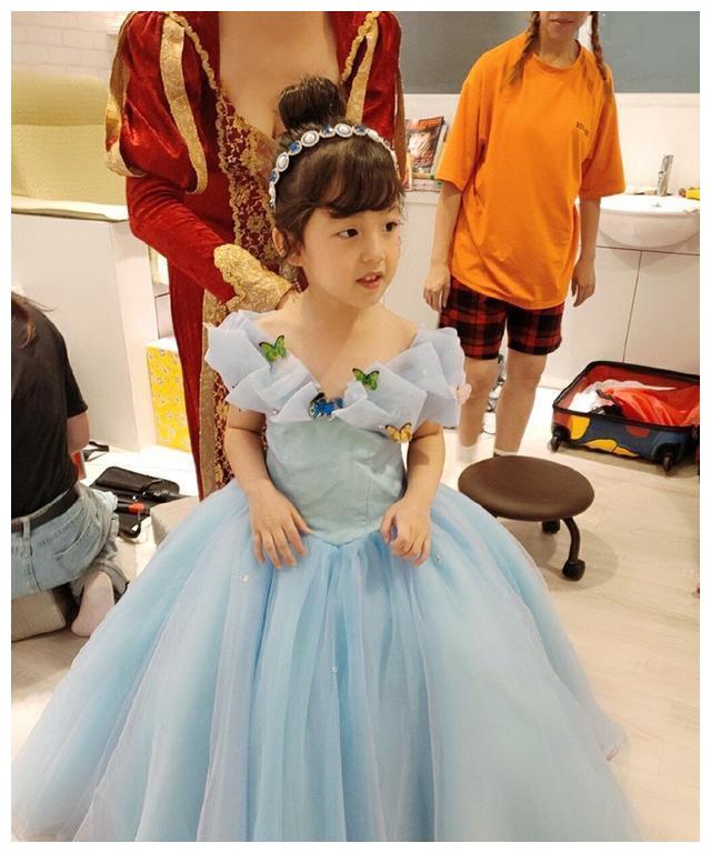 刘畊宏的小泡芙近照曝光,月牙眼睛太讨喜!但一笑少颗牙有点尴尬