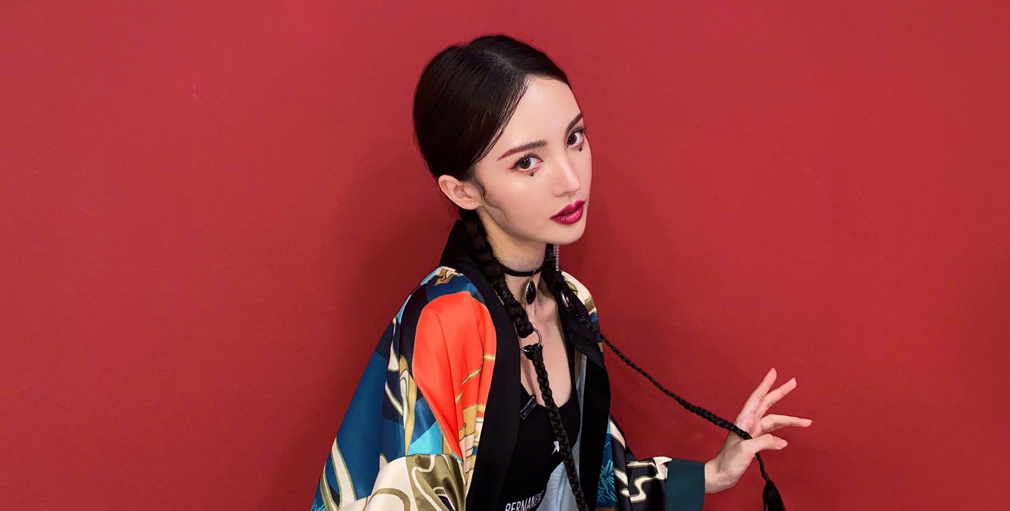 《乘风破浪的姐姐们》:金晨公演舞台造型,麻花辫配上泪痣装