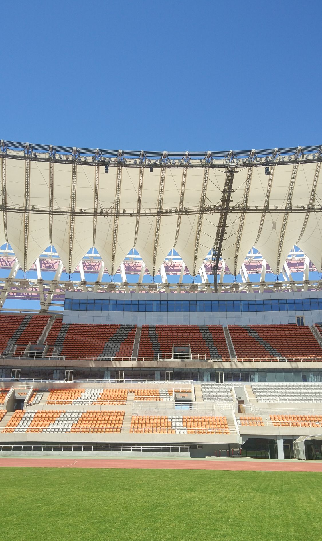 主场气势如虹球迷狂热助阵季后赛征程