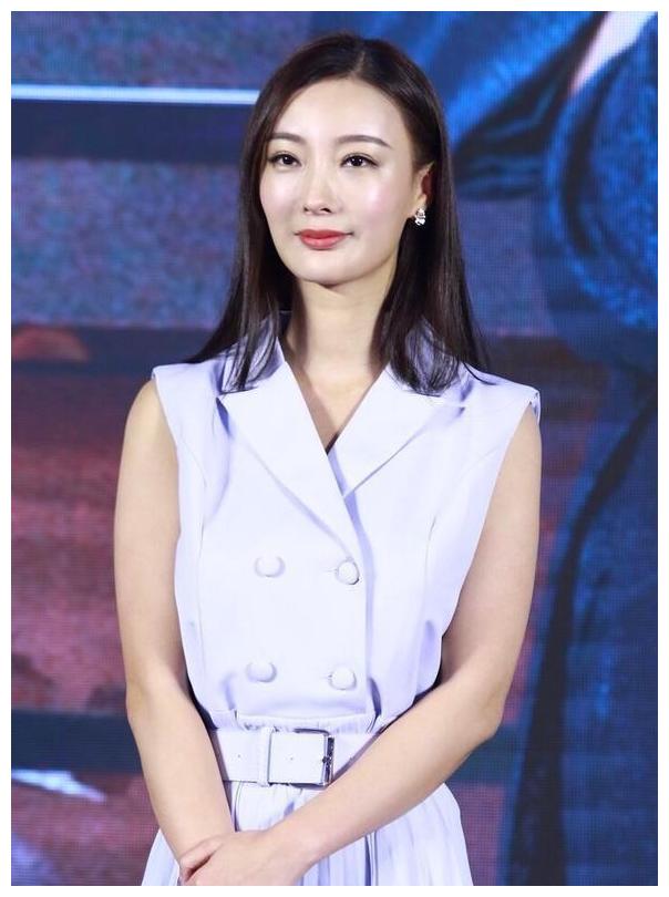 王李丹妮的衣品很是不错,把自己的好身材展现的淋漓