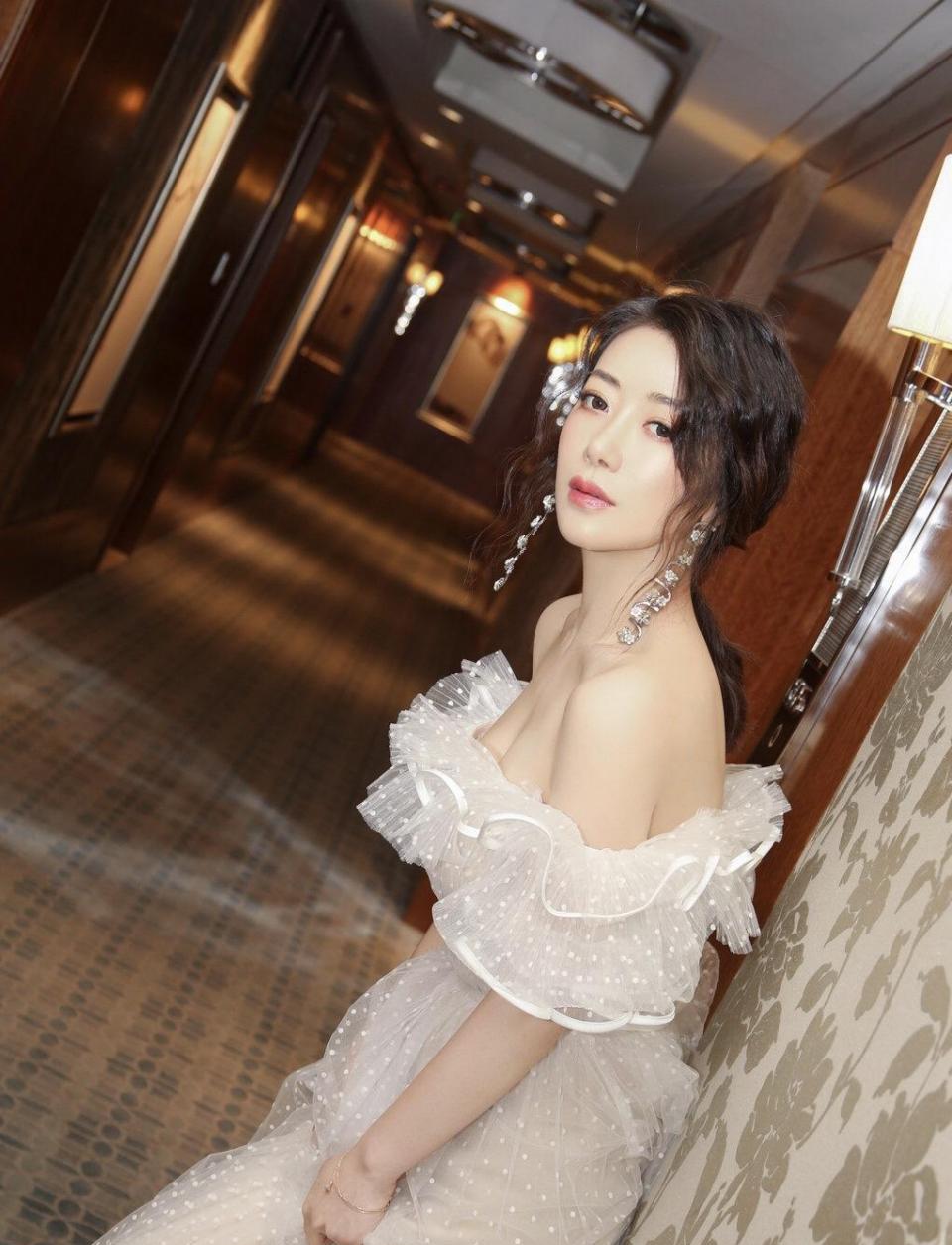 陈紫函真会穿!波点露肩蓬蓬裙优雅性感,气质甜美温柔不失性感