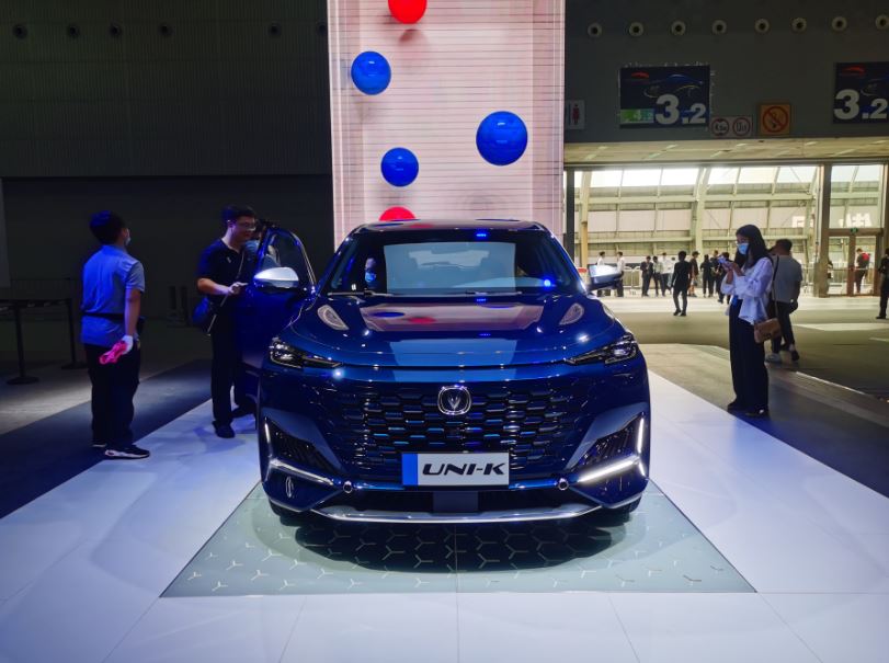 长安unik将推出phev车型轴距2890mm蓝色车身彰显大气