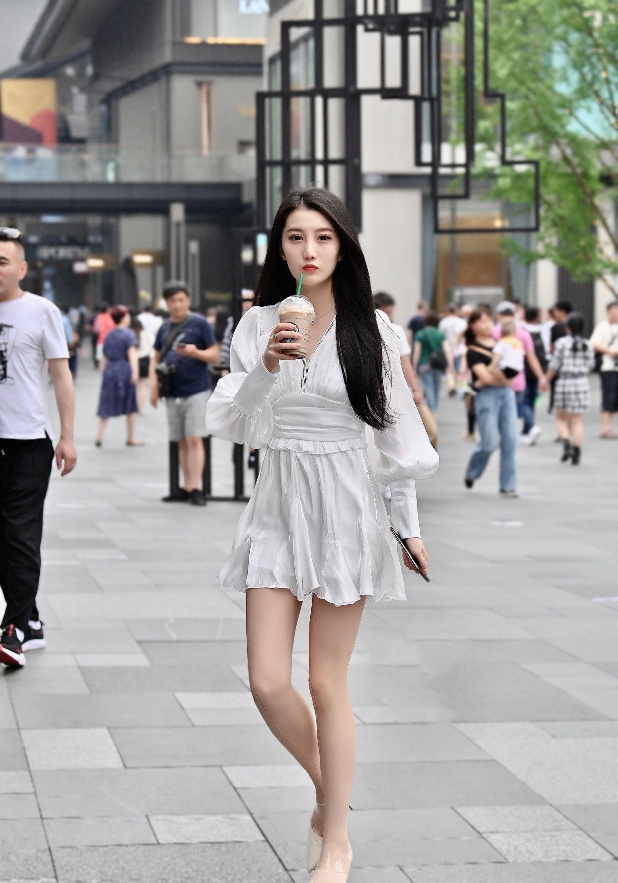 街拍:与众不同从高腰连衣裙开始,凸显黄金比例魔鬼身材