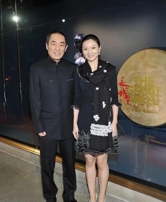 张艺谋的小娇妻陈婷走机场超级有范不愧是张艺谋的老婆
