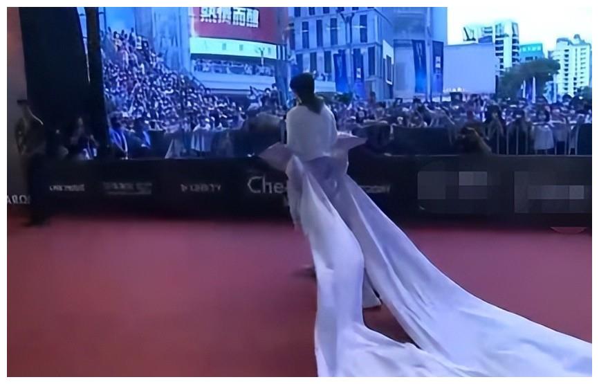 7月最土的三大红毯!鸡毛装、披床单、野猪造型,土得我笑出猪叫休闲区蓝鸢梦想 - Www.slyday.coM 7月最土的三大红毯!鸡毛装、披床单、野猪造型,土得我笑出猪叫休闲区蓝鸢梦想 - Www.slyday.coM