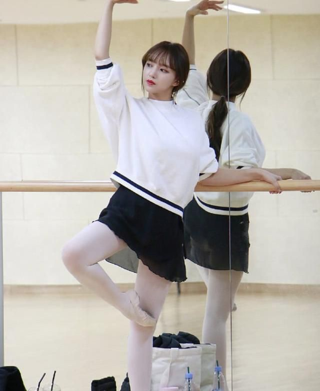 难怪微胖的程潇会受直男喜爱看到她穿白透袜的腿型谁不心动