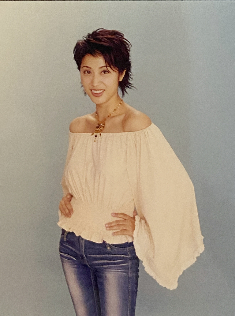 陈法蓉晒彩色菲林旧照 年轻时短发干练时尚感满满