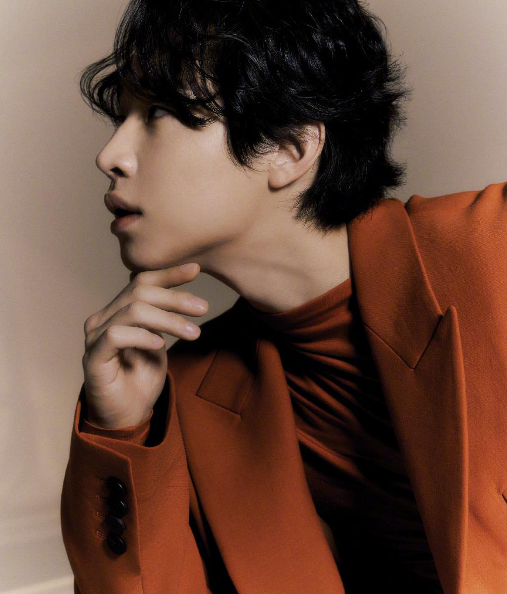 刘宪华最新时尚大片释出彩色西服随性发型尽显轻熟魅力