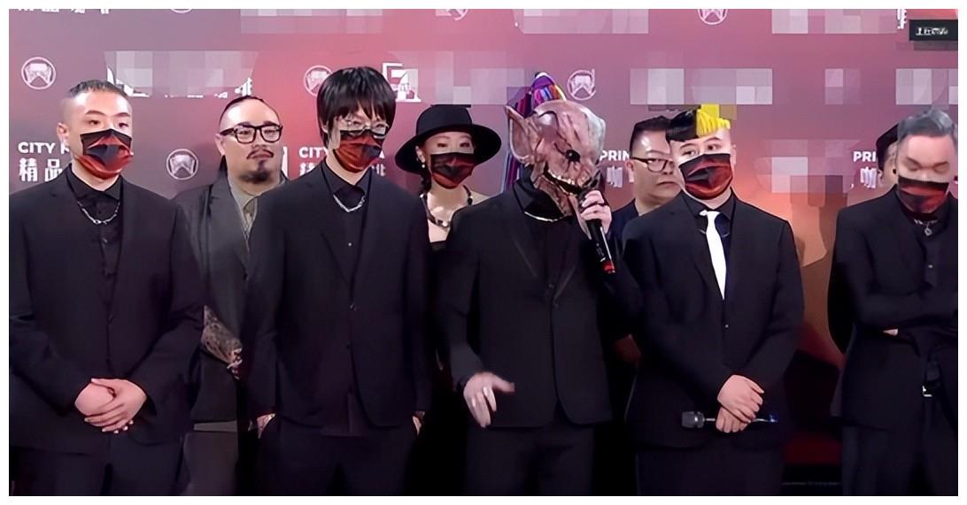 7月最土的三大红毯!鸡毛装、披床单、野猪造型,土得我笑出猪叫休闲区蓝鸢梦想 - Www.slyday.coM 7月最土的三大红毯!鸡毛装、披床单、野猪造型,土得我笑出猪叫休闲区蓝鸢梦想 - Www.slyday.coM