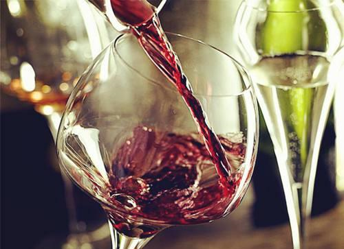 喝红酒时，你知道摇晃酒杯的真正含义吗？不懂别乱摇，会闹笑话的休闲区蓝鸢梦想 - Www.slyday.coM