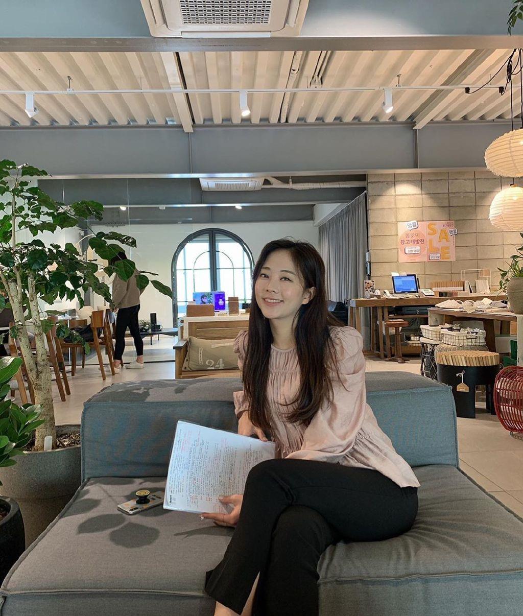 因为恋爱真人秀爆红超高学历的微软女神曾是宋承宪的英语老师