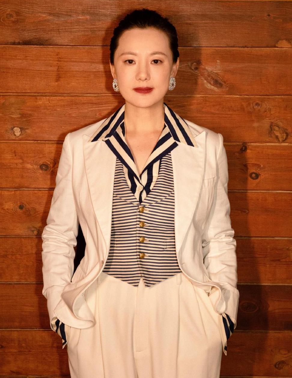 50岁咏梅越老越有韵味,长裙造型奢华高级,"影后"长相真大气|咏梅|影后