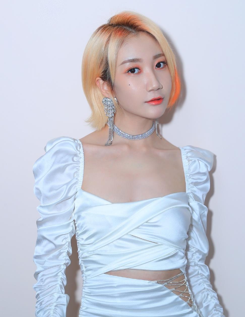 乃万呛声经纪团队后现身一头黄毛走机场单手插兜比男生都帅