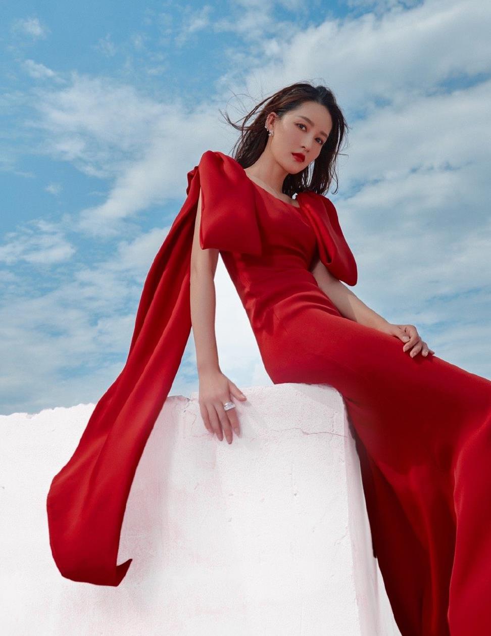 李沁一袭红裙搭配璀璨珠宝,简约迷人