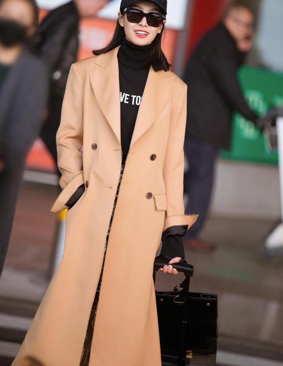 毛晓彤气质开挂穿卡其色大衣搭配黑色墨镜真酷炫时髦大气
