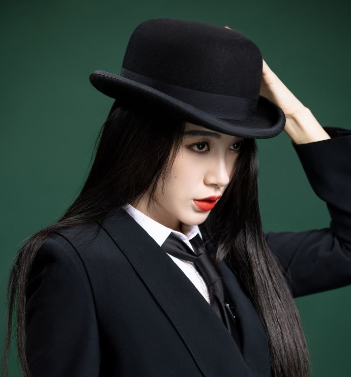 戴萌圣诞节造型曝光,黑色西装加纯白衬衫,商务时尚气质立现