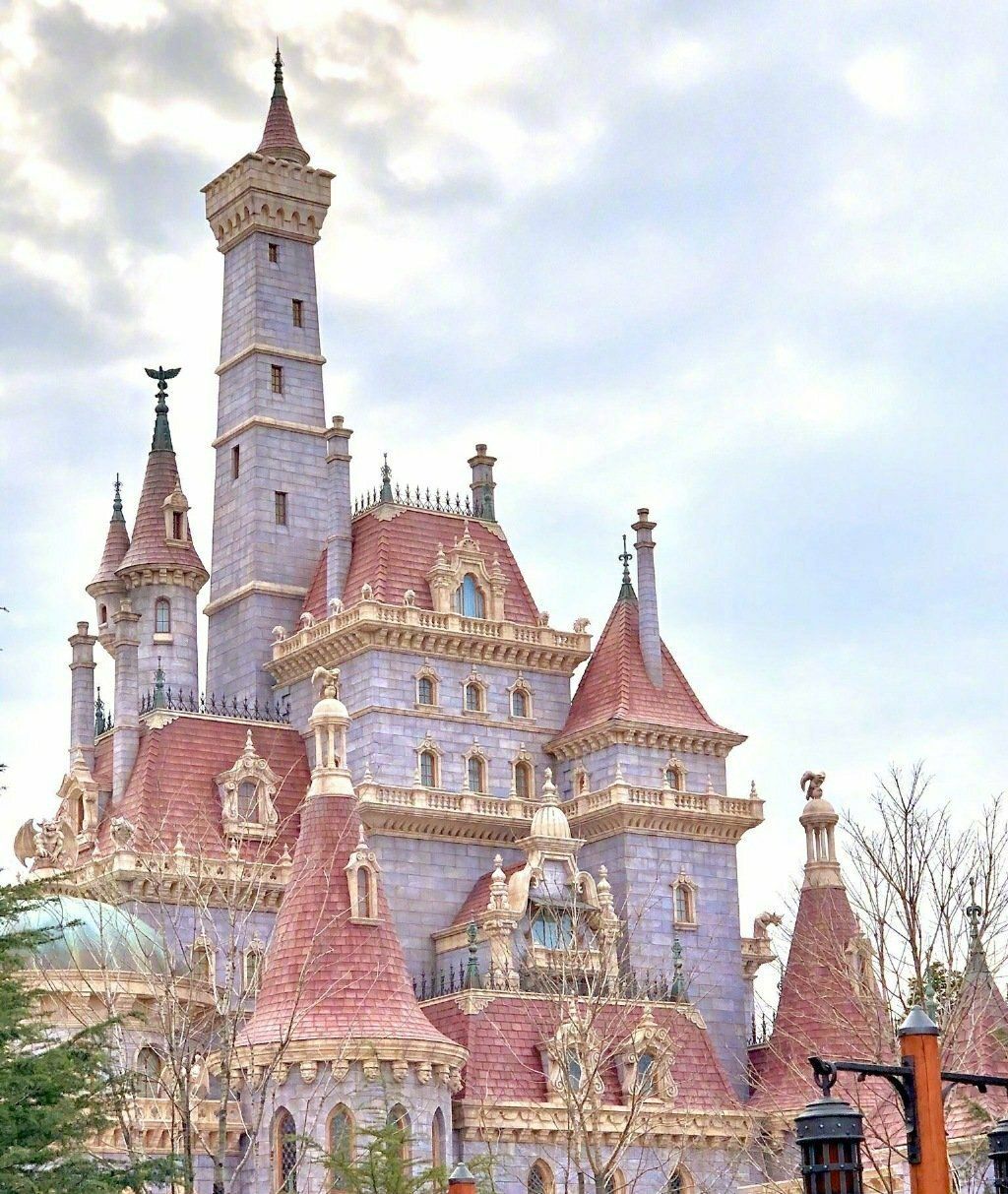 6 东京迪士尼乐园《美女与野兽》主题城堡已初步完工,粉紫配色的城堡