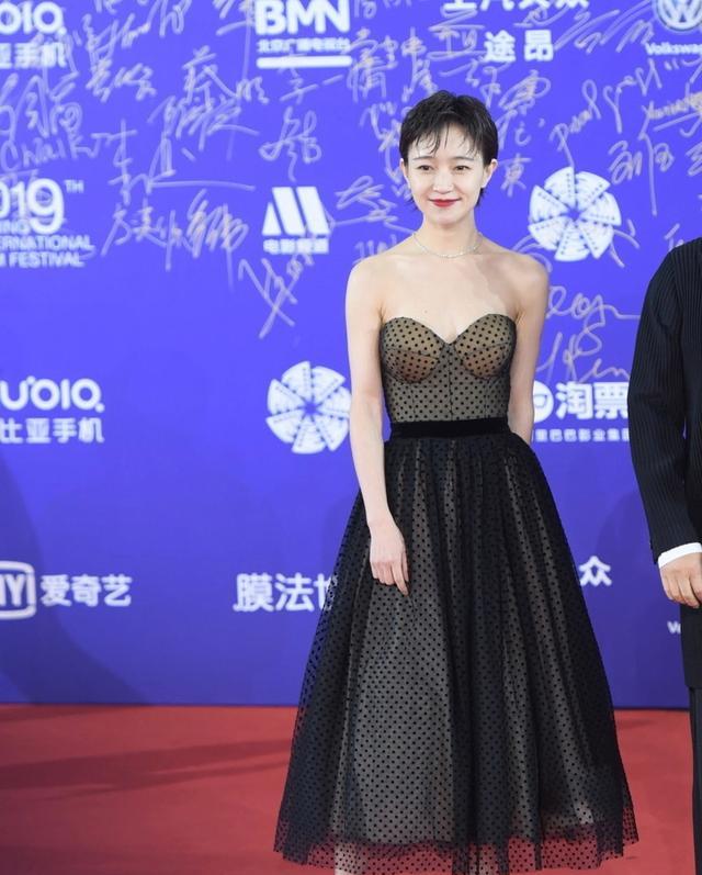 焦俊艳性感起来真迷人,穿波点抹胸连衣裙配短发,气质太惊艳