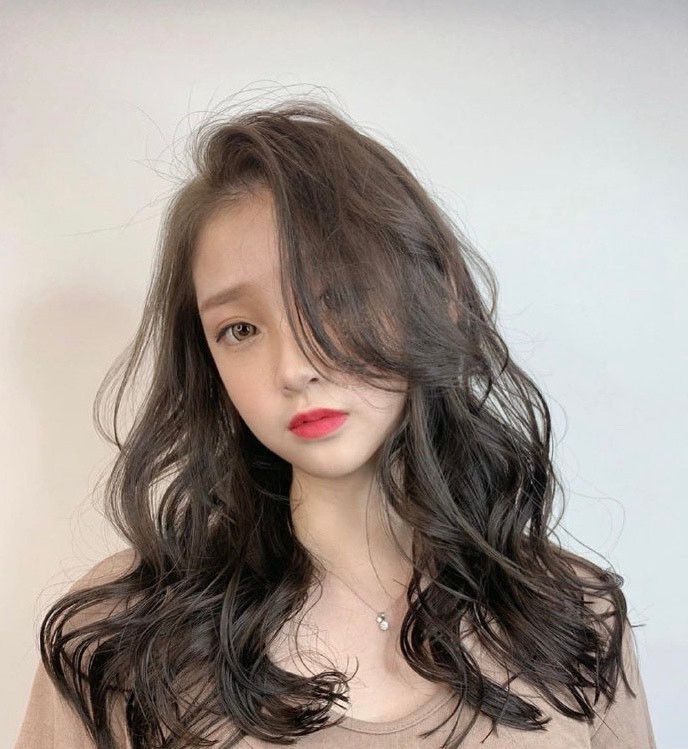 这款蓬松的大s型卷发搭配八字刘海,少女心十足搭配颜色更好看