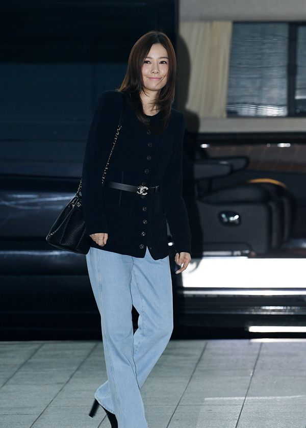 孙泰英黑色外套外面扎腰带更显简洁干练,抿嘴微笑大方任拍_高清图集