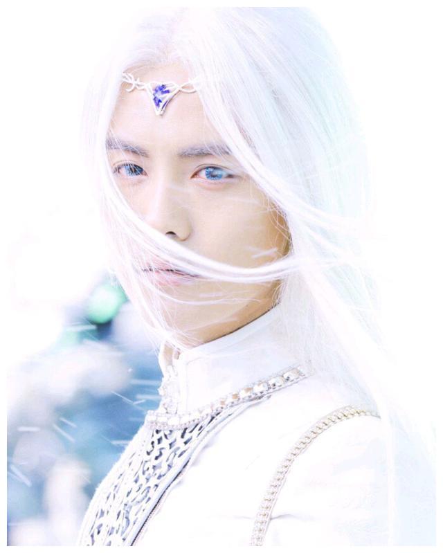 的郑伟文,美术负责人则是曾经负责邓伦和杨紫合作《香蜜》的李显昌