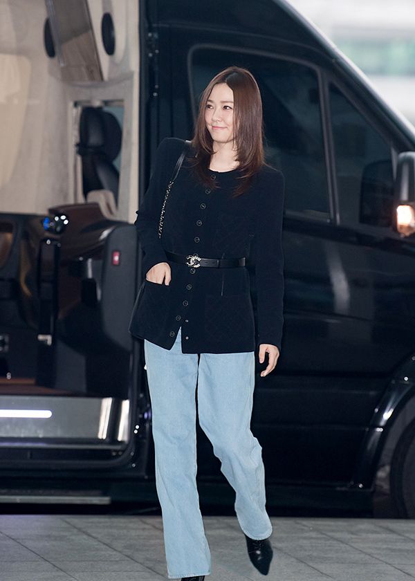 孙泰英黑色外套外面扎腰带更显简洁干练,抿嘴微笑大方任拍_高清图集