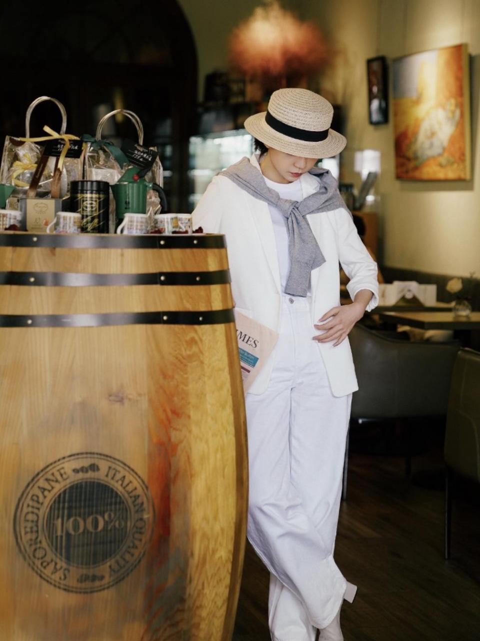 三木穿搭太有"高级感",白西装配圆形小礼帽简约素净,高级干练