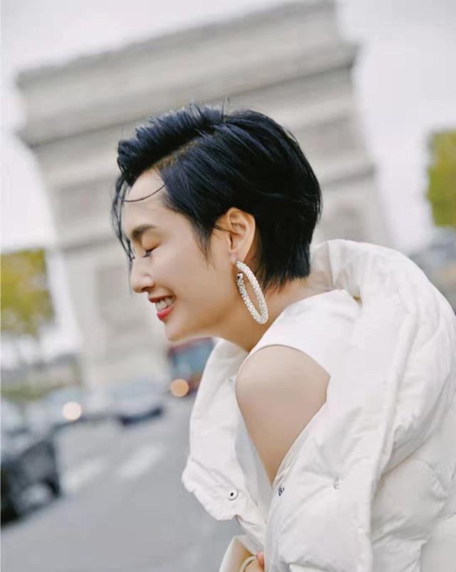 朱茵中性短发清爽如少女流苏耳环连体皮衣帅气足状态好到开挂