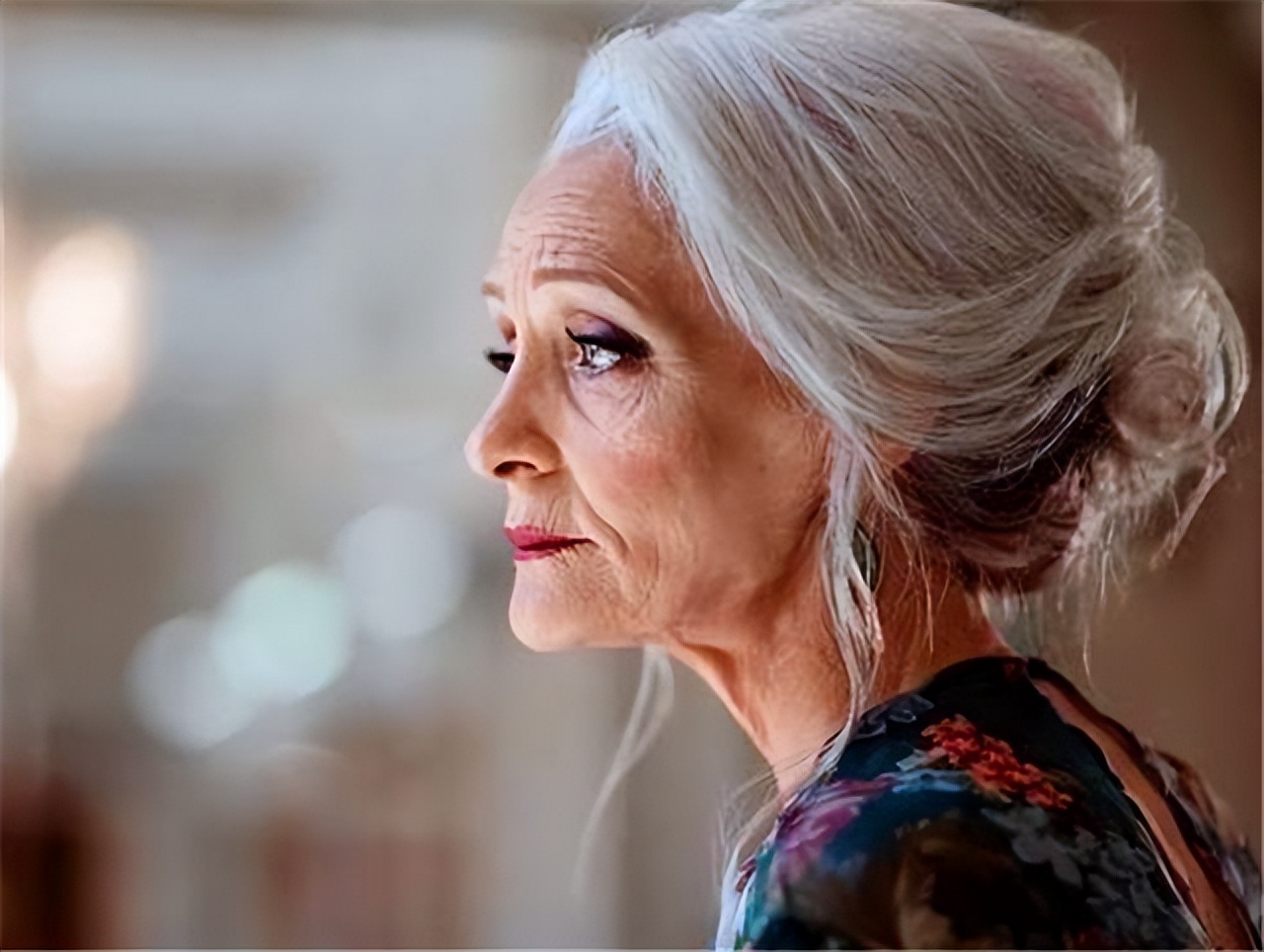 俄罗斯的老年人文化青睐印花和格纹钟情于印花和套裙