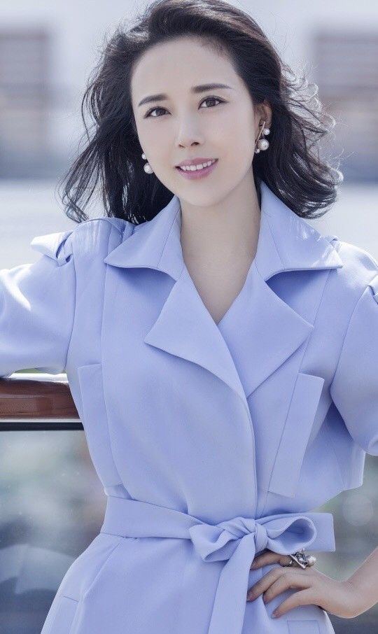 女神颜丹晨,绝美容颜长发飘飘,是一位天然能扛岁月的美人!