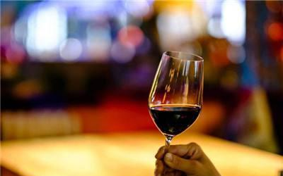 喝红酒时，你知道摇晃酒杯的真正含义吗？不懂别乱摇，会闹笑话的休闲区蓝鸢梦想 - Www.slyday.coM