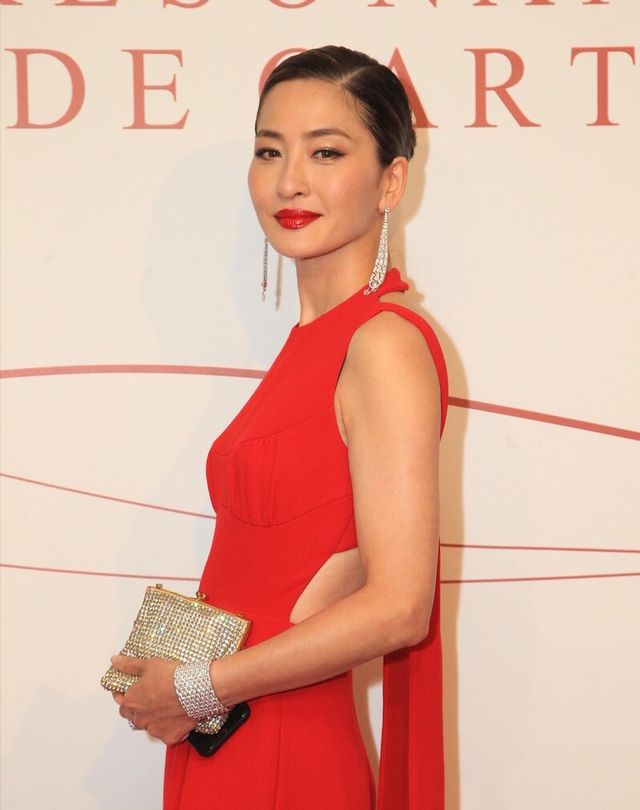 模特出身的周汶锜气质真好,时尚穿搭很亮眼,优雅大气不做作__财经头条