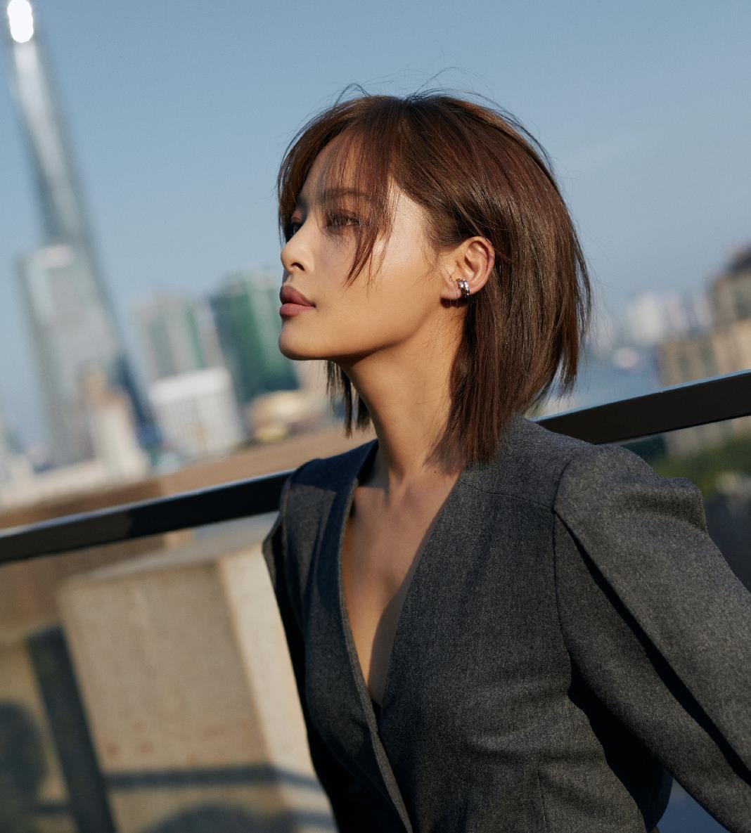 辛芷蕾拥有高级脸穿搭也毫不逊色小香风穿出女强人气场